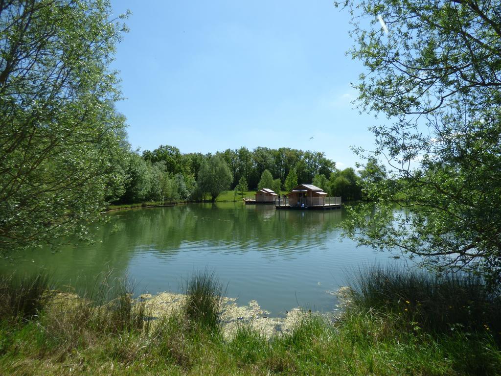 ホテルCabanes Flottantes Du Lac De Pelisse Douzains エクステリア 写真