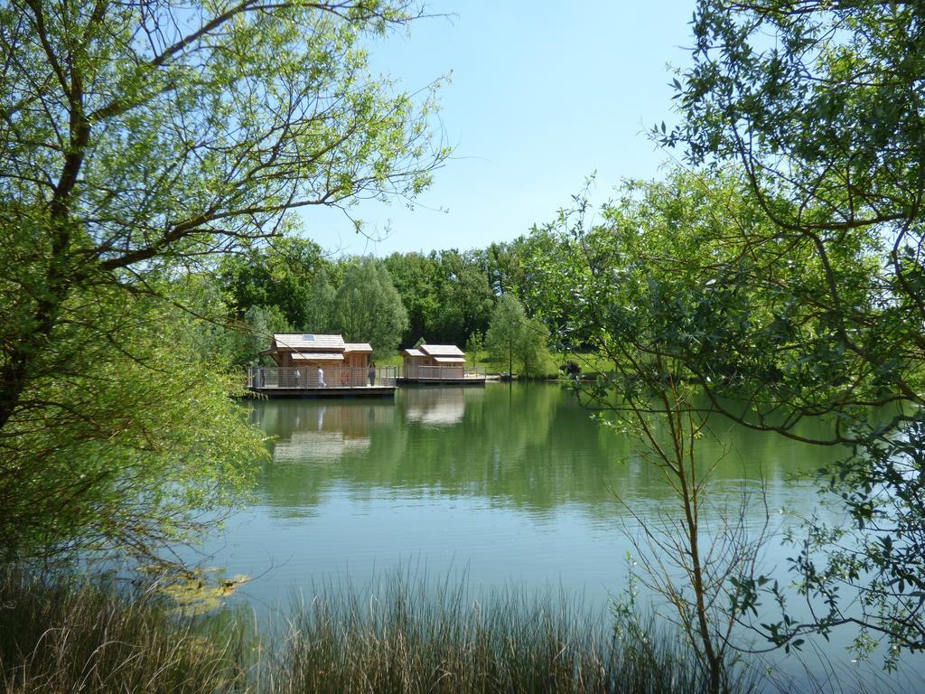 ホテルCabanes Flottantes Du Lac De Pelisse Douzains エクステリア 写真