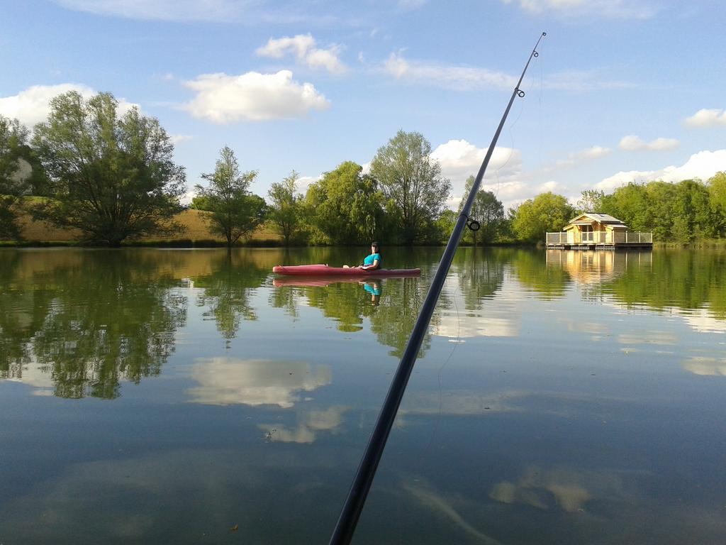 ホテルCabanes Flottantes Du Lac De Pelisse Douzains エクステリア 写真