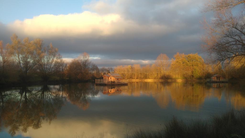 ホテルCabanes Flottantes Du Lac De Pelisse Douzains エクステリア 写真