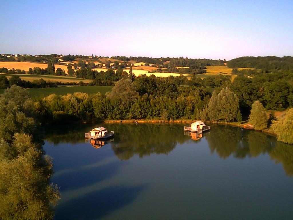 ホテルCabanes Flottantes Du Lac De Pelisse Douzains エクステリア 写真